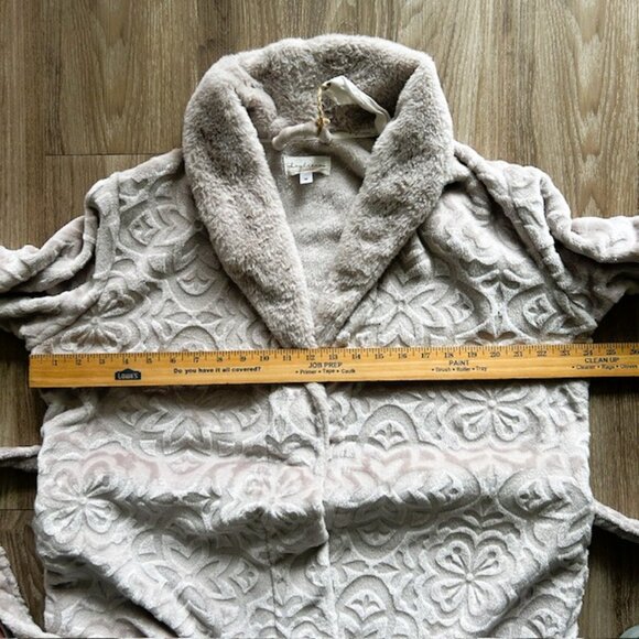 Daydreams Nightgown Robe Ladies M Beige Extra Soft Calf Length. - Picture 9 of 9